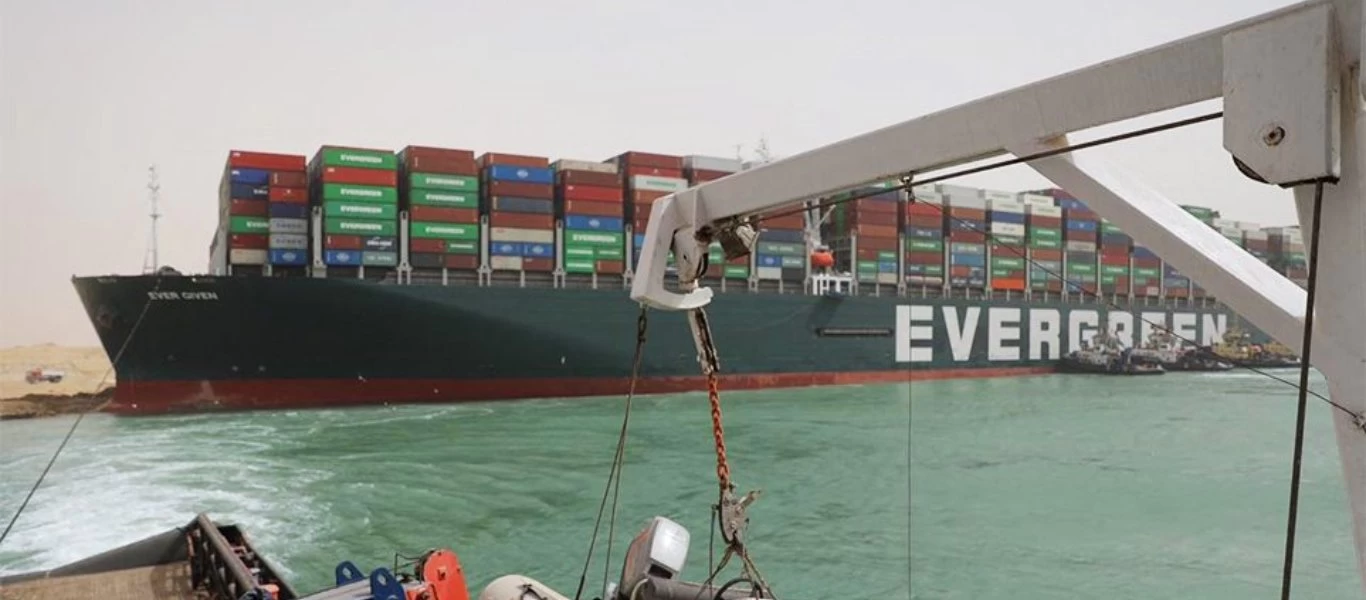 «Κόλλησε» ξανά το Ever Given αλλά ξανα ξεκόλλησε - Απώλεια 9,6 δισ. ημερησίως (upd)